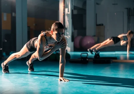 BENEFITS OF DOING PLANK SHOULDER TAPS