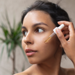 Applying carrot seed oil to skin for moisturizing benefits | Side Effects of Carrot Oil on the Skin