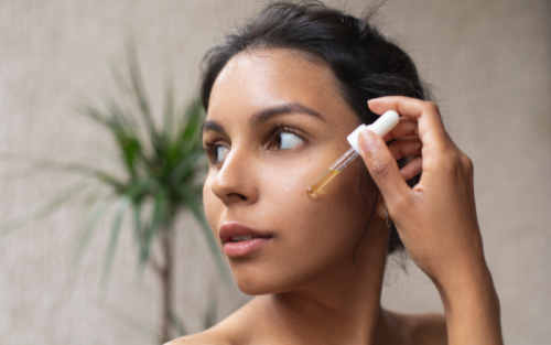 Blog 23 Applying carrot seed oil to skin for moisturizing benefits | Side Effects of Carrot Oil on the Skin