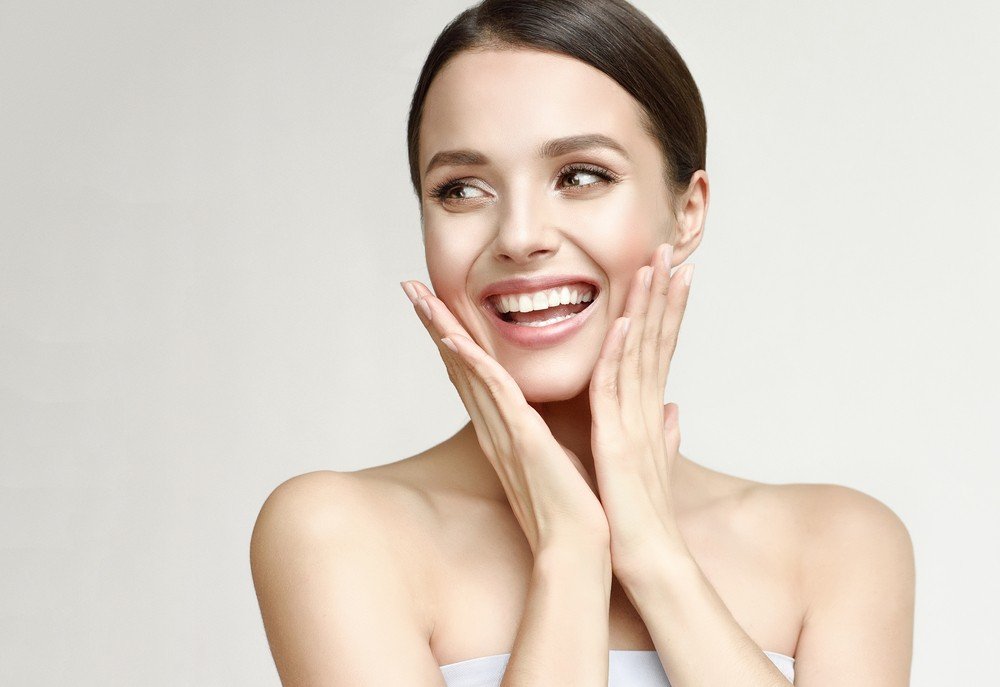 A woman showing her beauty using HydraFacia and you need to know HydraFacial Side Effects
