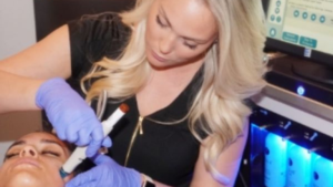 10 Mind-Blowing HydraFacial Side Effects 2 A woman doing hidrofacial and this article we cover HydraFacial Side Effects