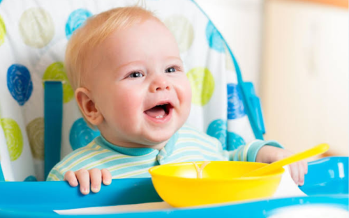 10 Frightening Side Effects of Feeding Baby Food Too Early 2 A mother researching side effects of feeding baby food too early for a healthy lifestyle.