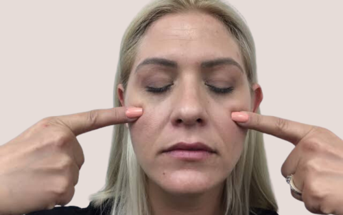 7 Frightening Sinus Lift Long Term Side Effects You Must Know 2 A patient in Texas discussing sinus lift long term side effects with a specialist for a healthy lifestyle.